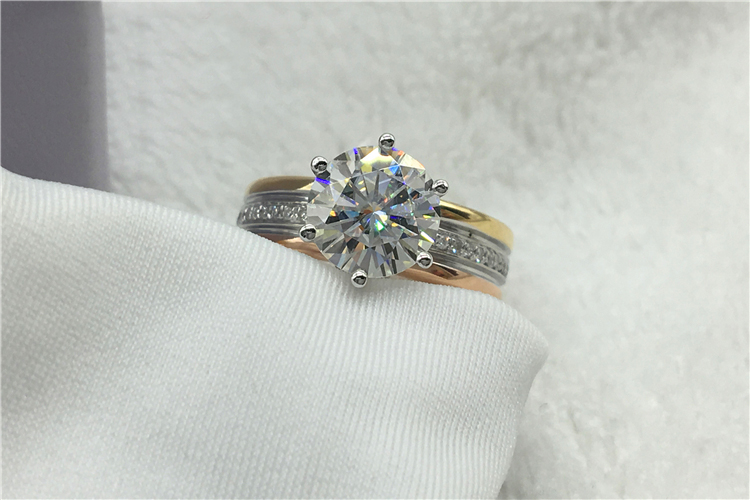 Nhẫn cưới/nhẫn đính hôn nữ vàn - đánh giá và giá Moissanite Engagement Ring 1 Carat